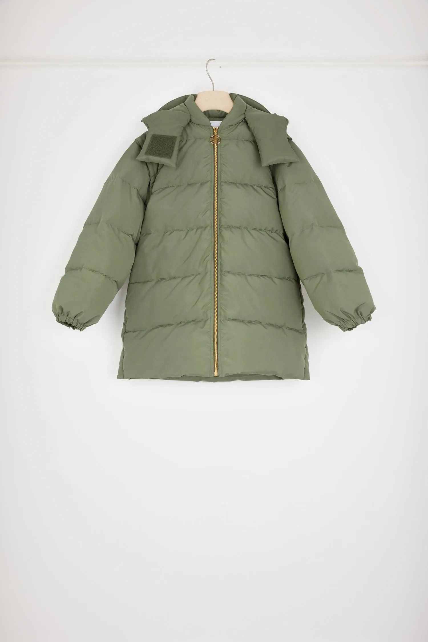 Puffer coat with detachable sleeves in recycled polyester