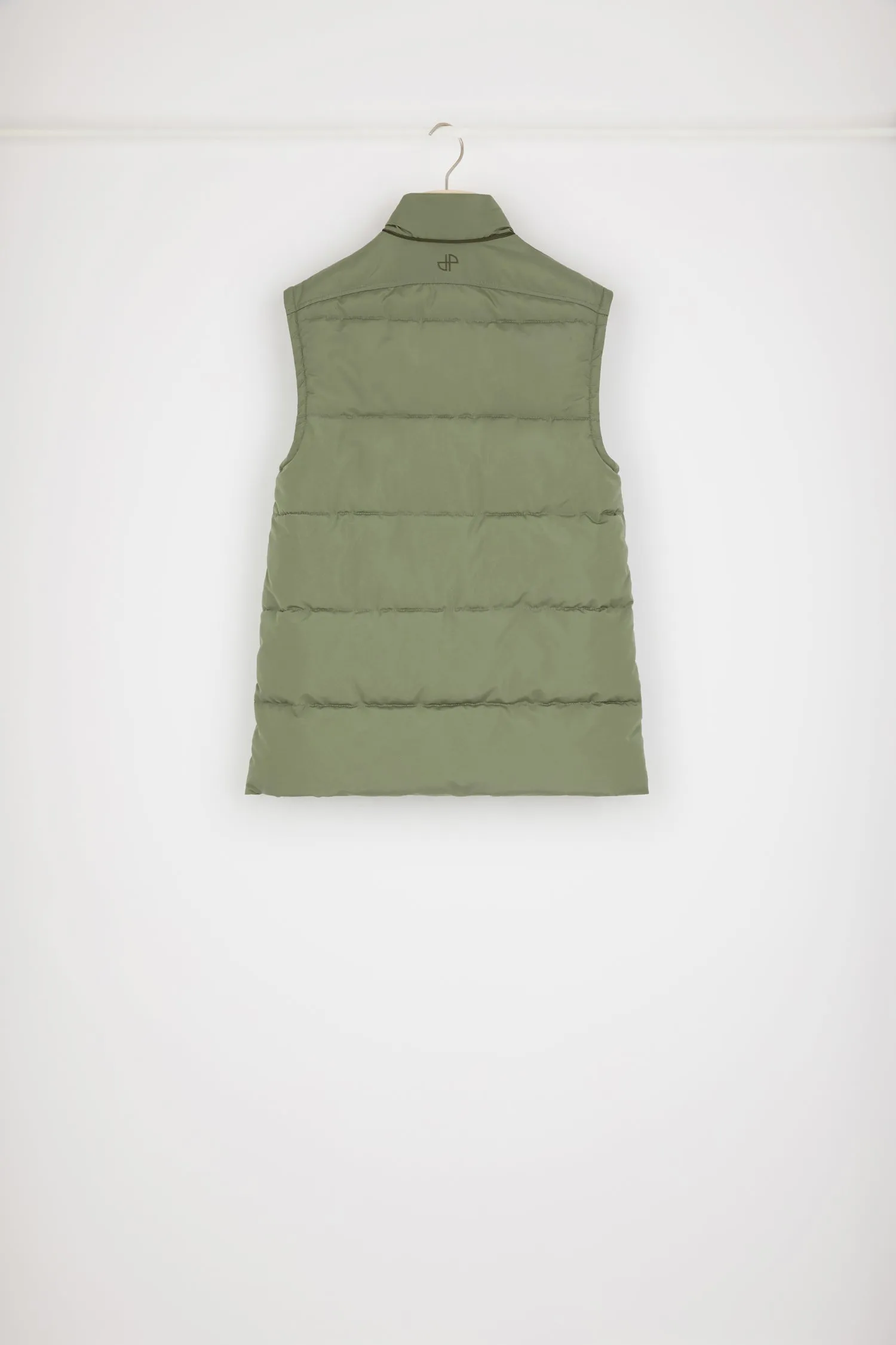 Puffer coat with detachable sleeves in recycled polyester