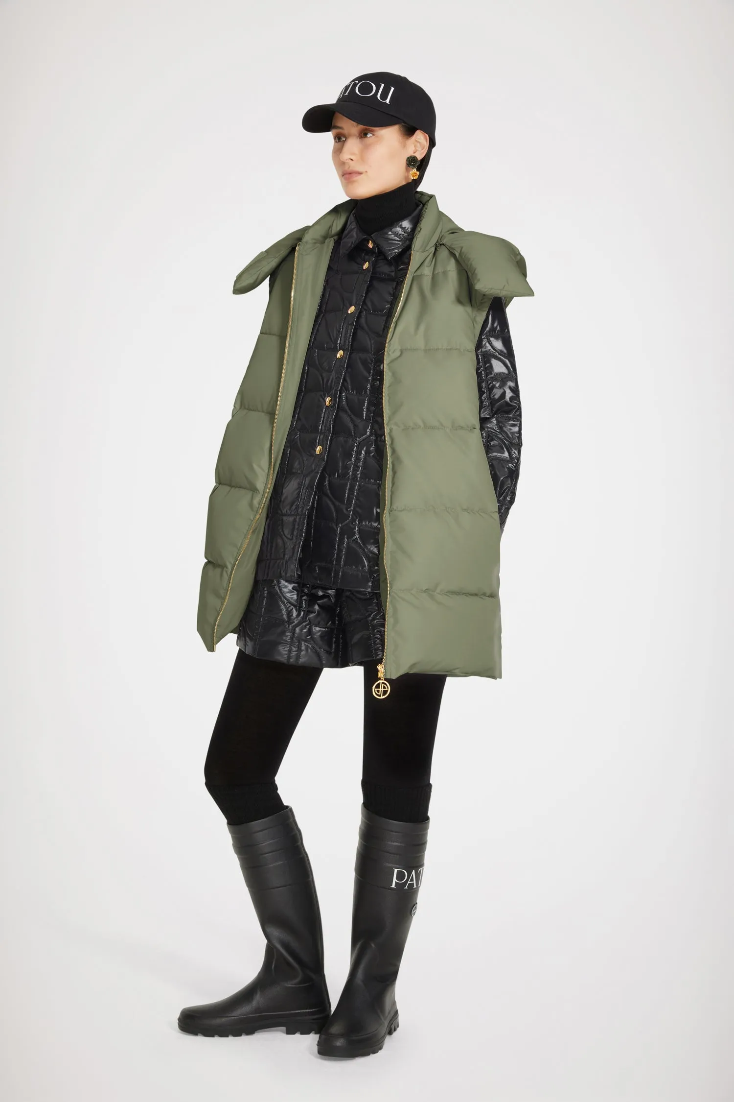 Puffer coat with detachable sleeves in recycled polyester