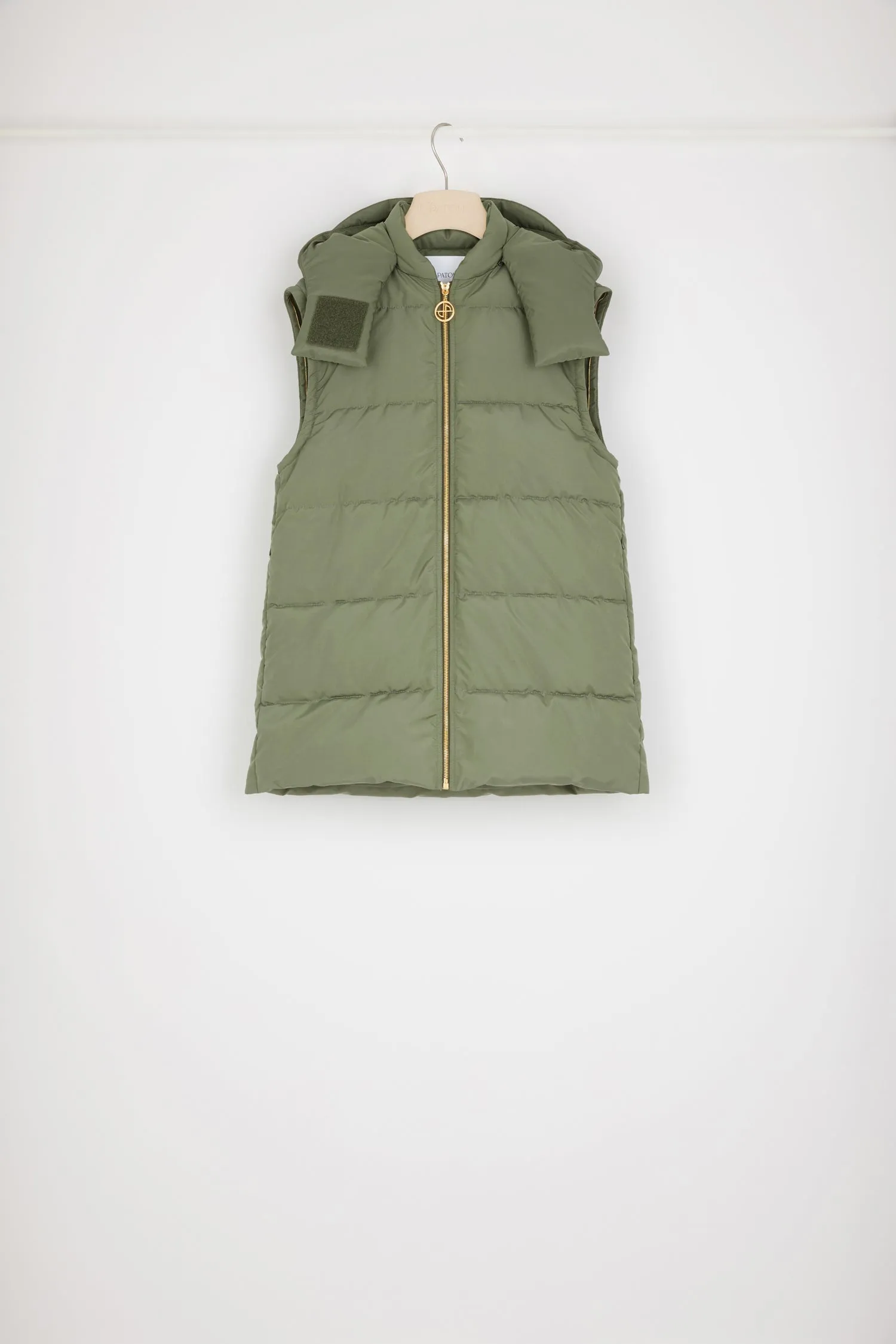 Puffer coat with detachable sleeves in recycled polyester